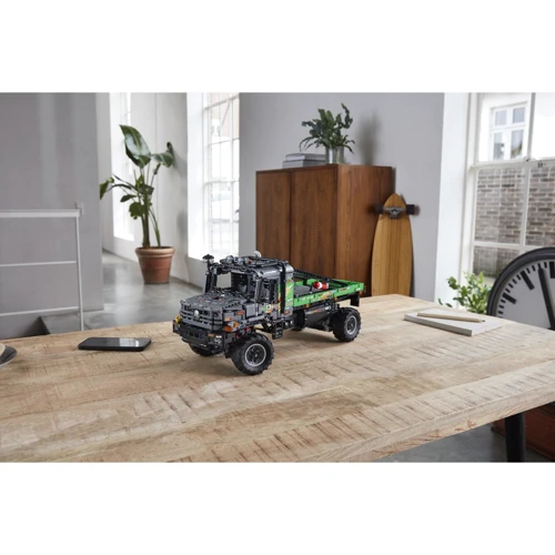 Конструктор LEGO Technic Mercedes-Benz Zetros (42129): Количество деталей, шт. 2110