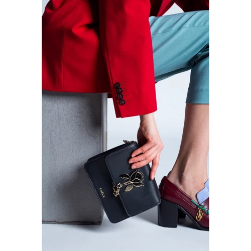 Жіноча сумка крос боді Furla Tuberosa Mini Crossbody чорна (WB00168MSD000O6000): Тип ручки Зі знімним ременем, На ланцюжку, Плечовий ремінь, Без ручки