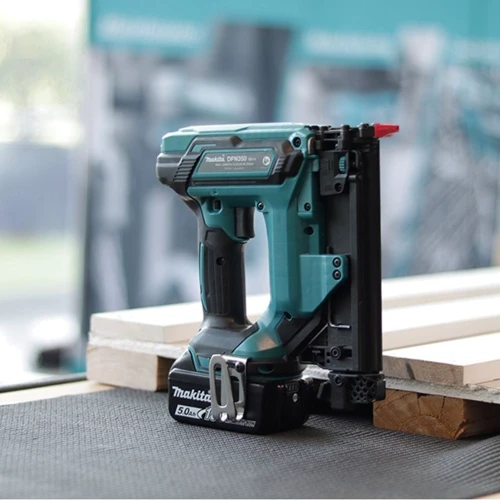 Цвяхів-забивач Makita DFN350Z