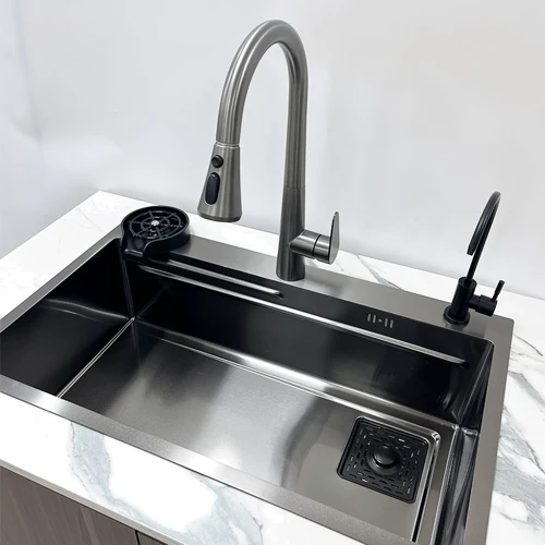 Кухонная мойка Lefton D3 с аксессуарами серо-черный: Отверстие под смеситель Есть