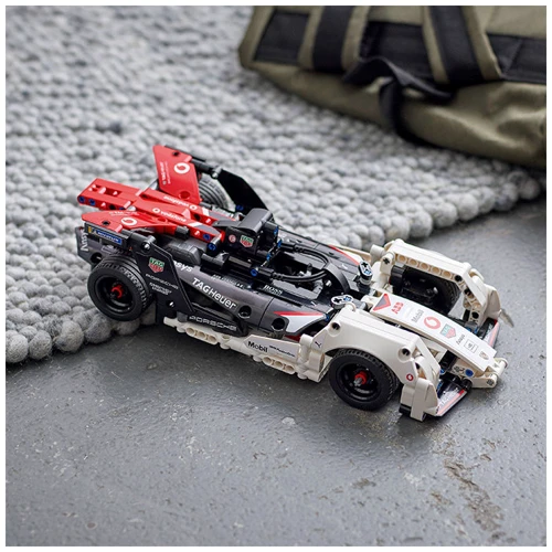 Конструктор LEGO Technic Formula E® Porsche 99X Electric (42137): Количество деталей, шт. 422