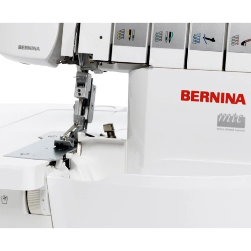 Оверлок Bernina L460: Контейнер для сбора обрезков есть