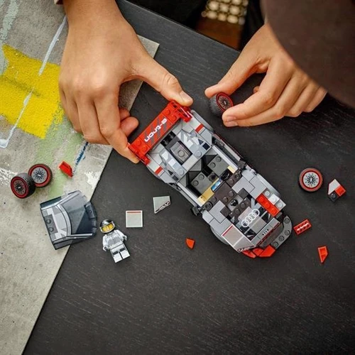 Конструктор LEGO Speed Champions Гоночный автомобиль Audi S1 e-tron quattro 274 детали (76921) фото 7