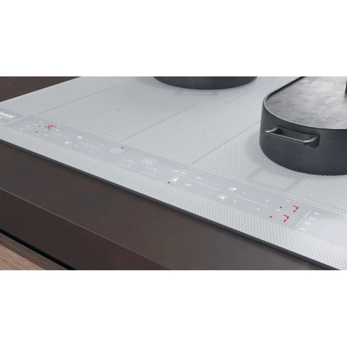 Варочная поверхность Whirlpool HB8460BNE/W: Расположение панели Спереди посередине