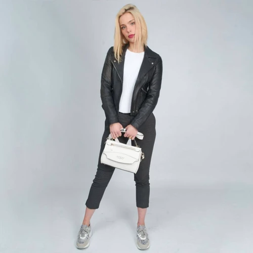 Женская сумка-сэтчел Guess Lias Top Handle Flap белая (HWVG7670180-WHI): Тип ручки Плечевой ремень, Короткая ручка, Со съемным ремнем