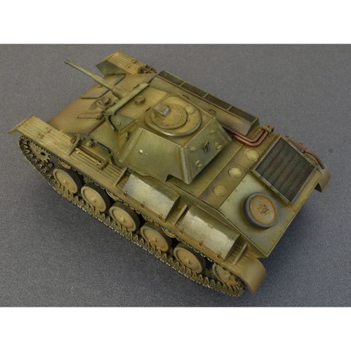 Збірна модель MiniArt Радянський легкий танк T-70M з екіпажем, спеціальна версія (MA35194)