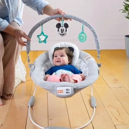 Шезлонг Bright Starts Mickey Mouse Cloudscapes (12537) (074451125377): Дополнительные удобства таймер отключения укачивания, Съемный чехол, Ремни безопасности, Звуковое сопровождение, дуга с игрушками, Вибрация, блок с музыкой