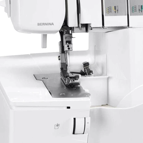 Оверлок Bernina L 450: Лампа подсветки Есть