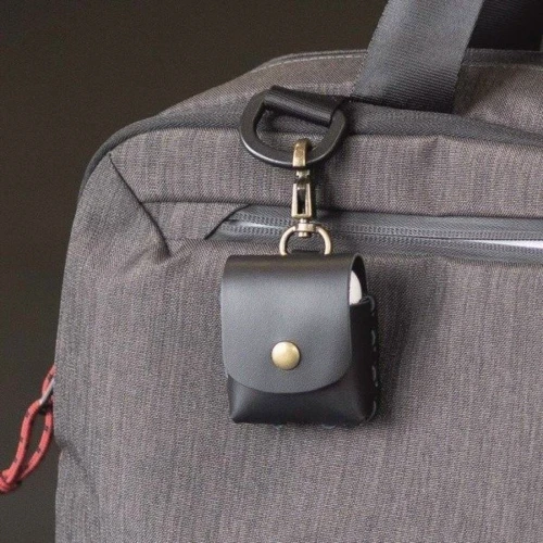 Чехол Troika Airpods для наушников натуральная кожа (APC10/BK) фото 2