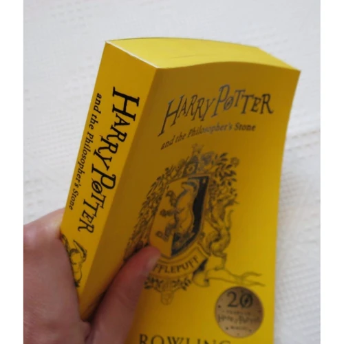 J. K. Rowling: Harry Potter and the Philosopher's Stone – Hufflepuff Edition: Количество страниц 368