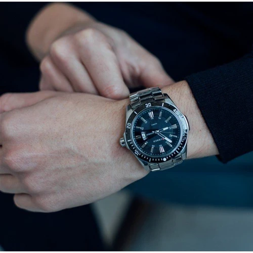 Наручний годинник Curren Quartz 2401: Функції Дата