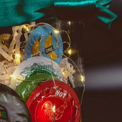 Новогодний подарочный набор презервативов ONE Christmas Box с гирляндой (14 штук, 7 видов)