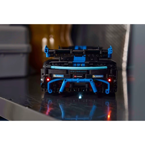 Конструктор LEGO Technic Автомобиль для гонки Porsche GT4 e-Performance (42176) фото 10