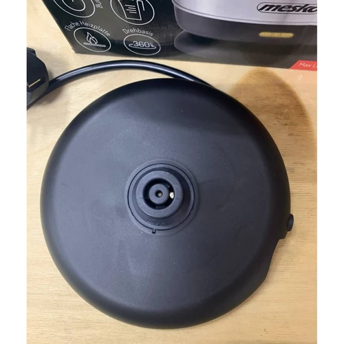 Mesko MS 1288 (Электрочайники)(78666840)(Stylus Approved): Причина уценки Небольшой скол пластика на подставке для чайника