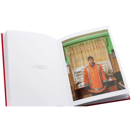 Sasha Maslov: Ukrainian Railroad Ladies: ISBN 978-966-500-858-3