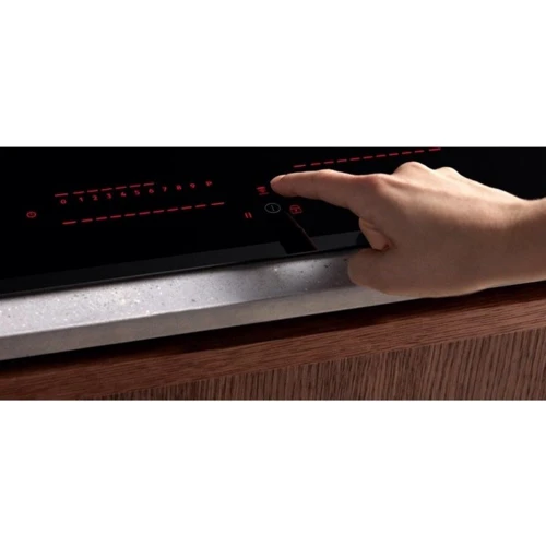 Варочная поверхность Electrolux EIP8146: Расположение панели Спереди посередине