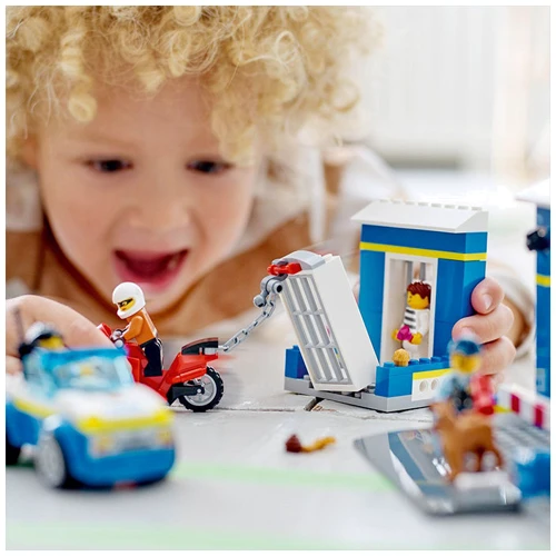 LEGO City Погоня в полицейском участке (60370): Количество деталей, шт. 172
