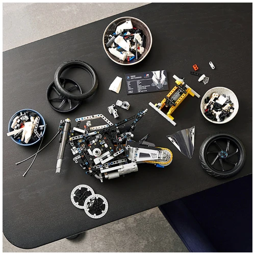 Конструктор LEGO Technic BMW M 1000 RR (42130) фото 8