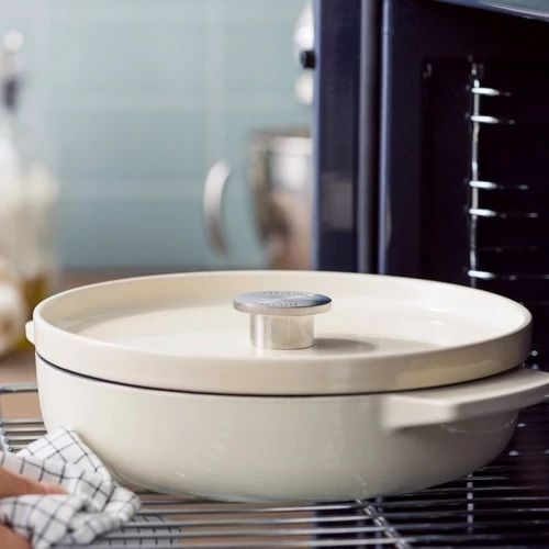 Сотейник чугунный с крышкой KitchenAid 26 см 2.77 л миндальный крем (CC009010-001)