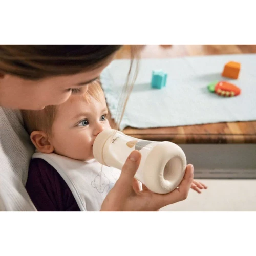 Бутылочка для кормления пластиковая Chicco PERFECT 5 с силиконовой соской 2м+ 240 мл Бежевая (20223.30.40): Возраст с 2-х месяцев