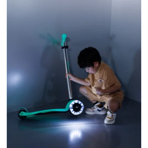 Самокат Micro серии Maxi Deluxe Glow LED Желейный Зеленый (MMD365): Количество колес 3