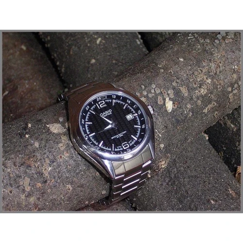Наручний годинник Casio EDIFICE EF-121D-1AVEF: Стиль спортивний