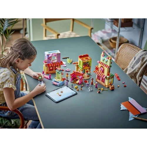 Конструктор LEGO Disney Чарівний дім Мадрігал 1560 деталей (43245) фото 11