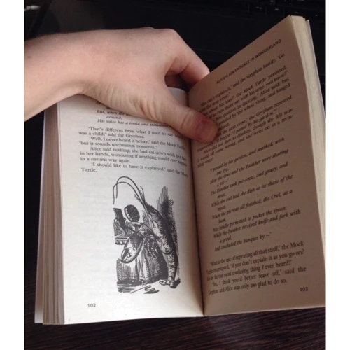 Lewis Carroll: Alice's Adventures in Wonderland: Производитель HarperCollins