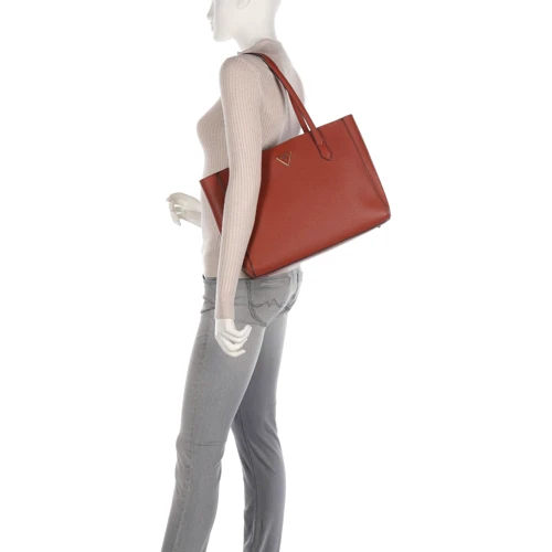 Жіноча сумка Guess Downtown Chic Turnlock Tote бордово-коричнева(HWVB8385230-WKY): Фактура Матовая, Зернистая