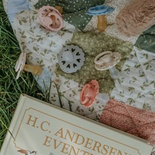 Пустышка Frigg Fairytale X H.C. Andersen Clumsy Hans size 2 (6-18 m) серый (000918): Форма соски классическая