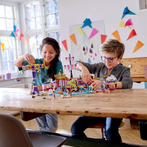 Конструктор LEGO Friends Парк розваг на набережній (41375): Рекомендований вік від 8 до 16 років