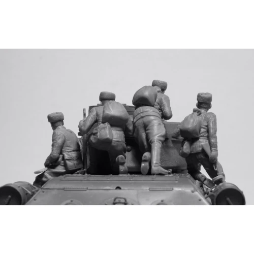 Танк T-34-76 с советским танковым десантом T-34-76 with Soviet tank riders (ICM35368) фото 6