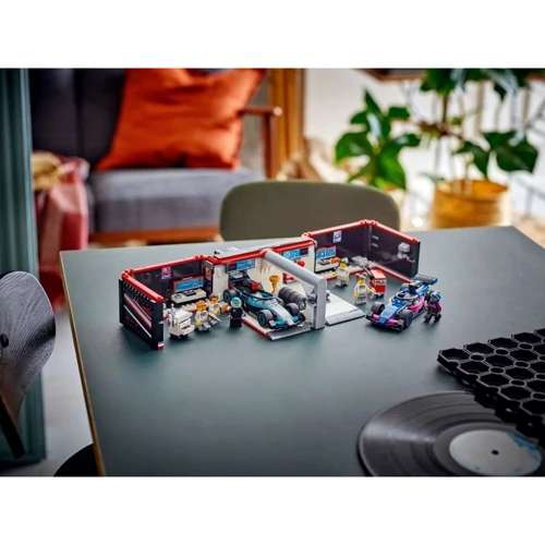 Конструктор LEGO City Гараж F1 и автомобили Mercedes-AMG и Alpine 678 деталей (60444) фото 6