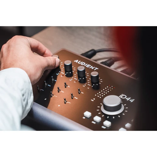 Аудиоинтерфейс AUDIENT iD44 MKII: Интерфейсы USB