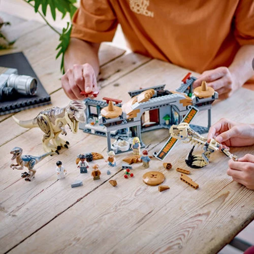 Конструктор LEGO Jurassic World Центр відвідувачів: Атака тиранозавра та раптора (76961) фото 5