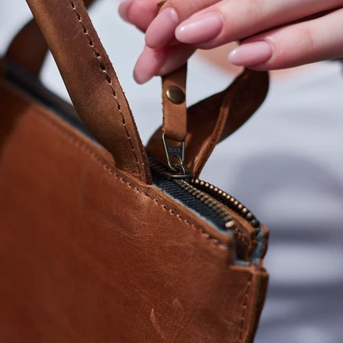 INCARNE Handmade Atlanta with Belt Cognac for MacBook Pro 16": Тип чехла чехол-сумка