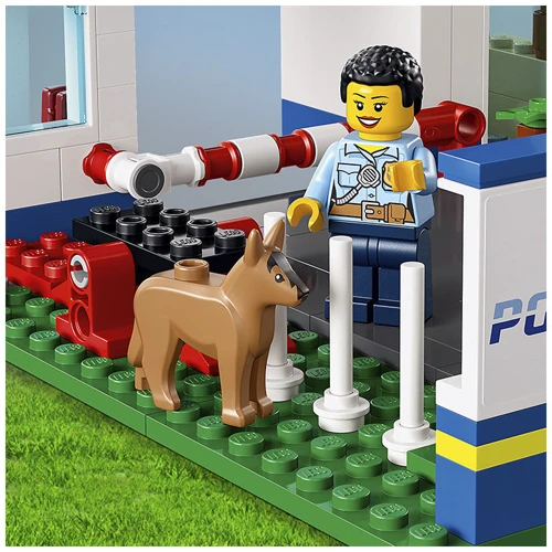 Конструктор LEGO City Полицейский участок (60316) фото 6