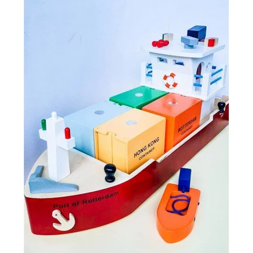 Ігровий набір New Classic Toys Контейнерне судно з 4 контейнерами (10900)