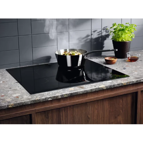 Варочная поверхность Electrolux EIT61443B: Количество конфорок 4