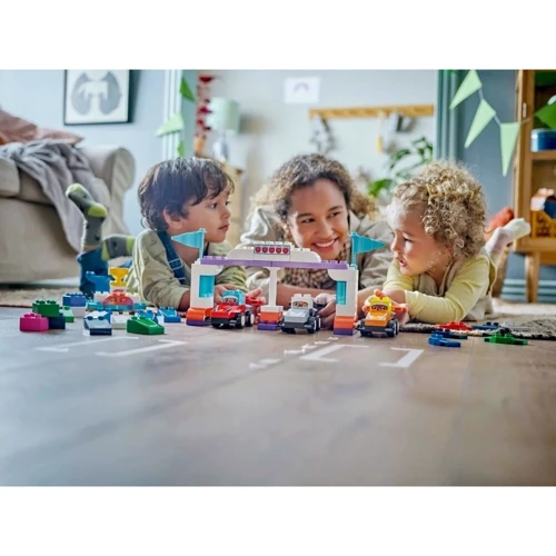 Конструктор LEGO DUPLO Town Гоночные машины и пилоты команды F1 70 деталей (10445) фото 7