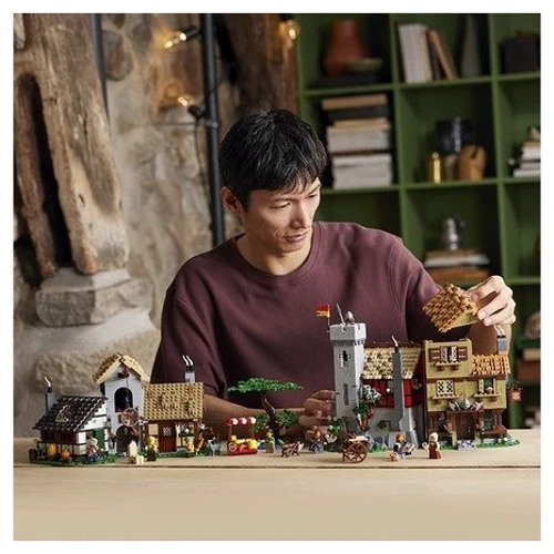 Конструктор LEGO Icons Середньовічна міська площа 3304 деталей (10332): Рекомендований вік 18+