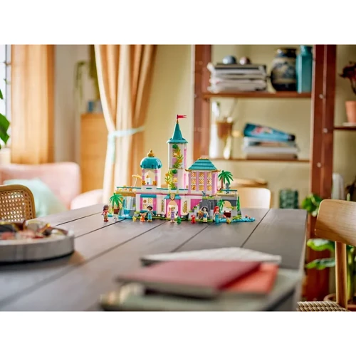 Конструктор LEGO Disney Princess Замок принцеси та королівські улюбленці (43267)