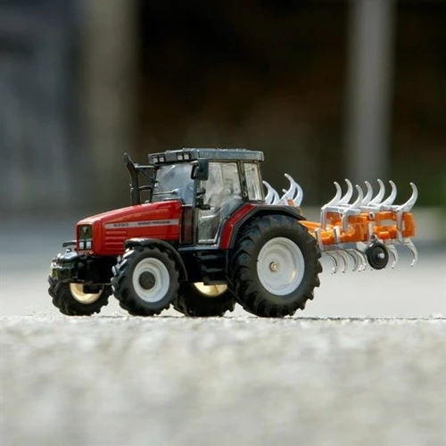 Трактор Britains Massey Ferguson 6290 с культиватором 1:32 (43335)
