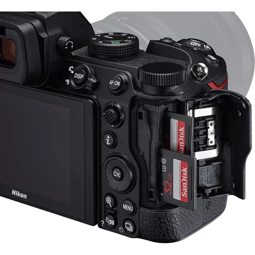 Nikon Z5 Body (VOA040AE): Чутливість ISO 100-51200 ISO, Auto ISO