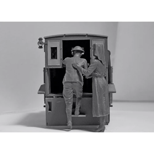 Санитарный автомобиль: Модель Т 1917г. с медицинским персоналом США, Ambulance with US Medical Personnel(ICM35662) фото 5