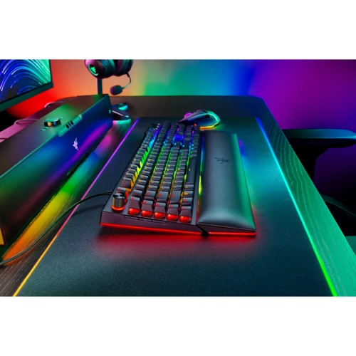 Клавіатура Razer BlackWidow V4 PRO Yellow Switch (RZ03-04681800-R3M1): Додатково подставка под запястья, встроенный USB-хаб, подсветка клавиш