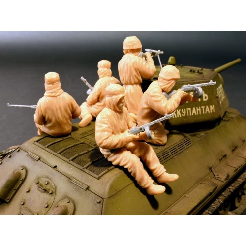 Збірна модель MiniArt Радянська штурмова піхота в зимових маскувальних халатах (MA35226) фото 4