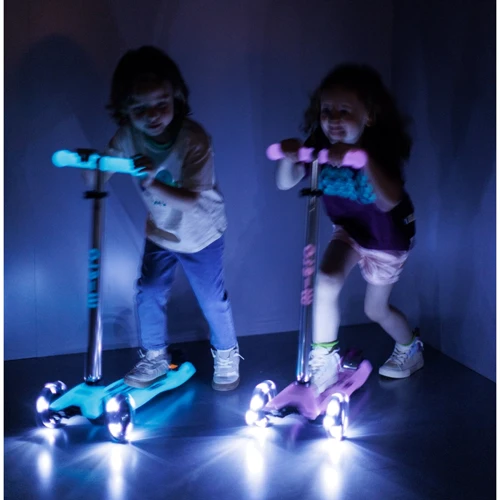 Самокат Micro серии Maxi Deluxe Glow LED Пурпурный (MMD367): Количество колес 3
