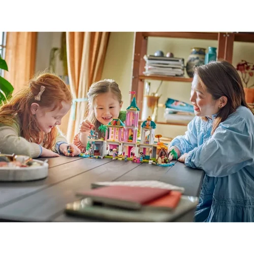 Конструктор LEGO Disney Princess Замок принцеси та королівські улюбленці (43267)