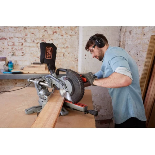 Дисковая пила Black+Decker BES700 UA